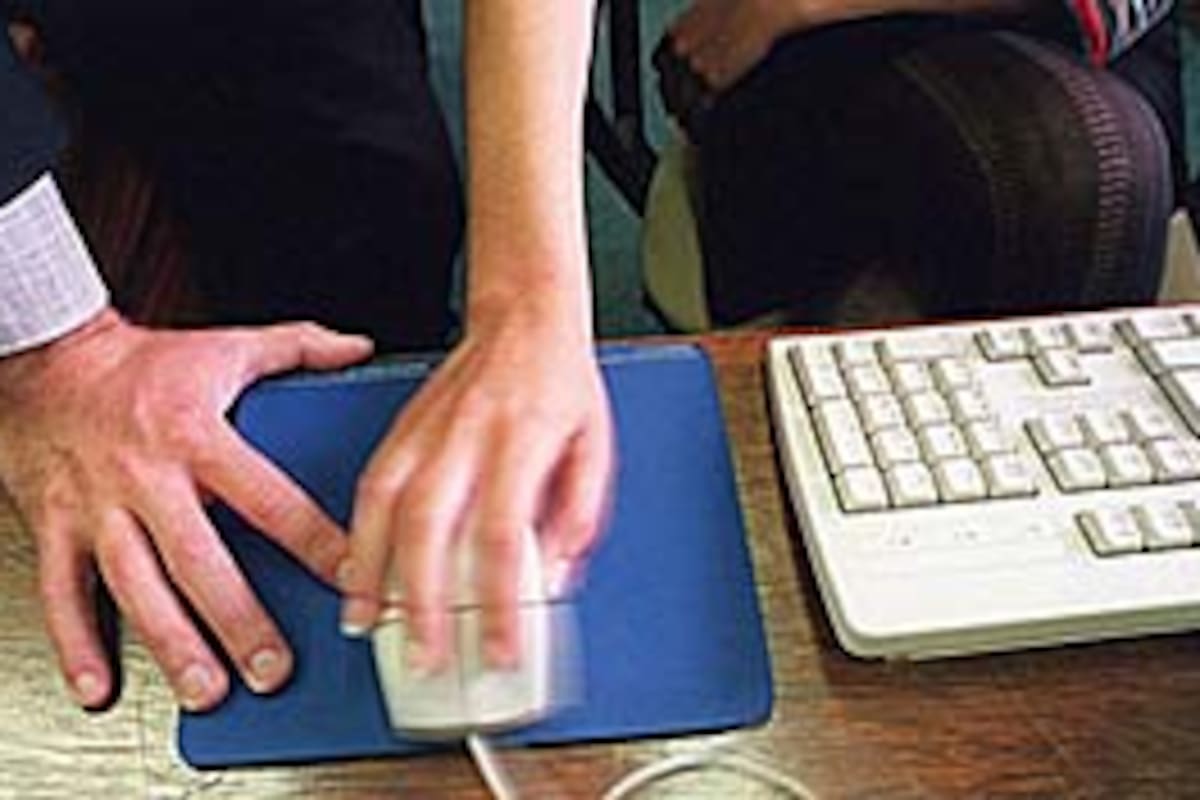 Algunas actitudes, apenas perceptibles, pueden significar el comienzo de un proceso de acoso sexual en el ámbito laboral