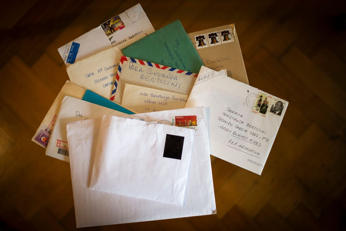 Algunas cartas guardadas en una caja con viejas correspondencias