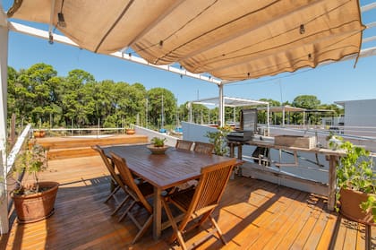 Algunas casas cuentan con un deck exterior especialmente grande, ideal para asados
