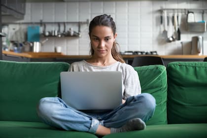Algunas compañías utilizan entrevistas pregrabadas para avanzar rápidamente en la selección de candidatos, mientras que otras emplean inteligencia artificial para transcribir y evaluar las respuestas (Archivo)