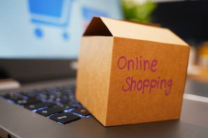 Algunas compras de ropa y suministros recomiendan que se hagan durante las rebajas del Día del Trabajo o justo después (Archivo)