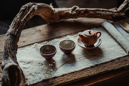 Algunas culturas suelen dejar un poco de bebida en su taza como muestra de agradecimiento al anfitrión