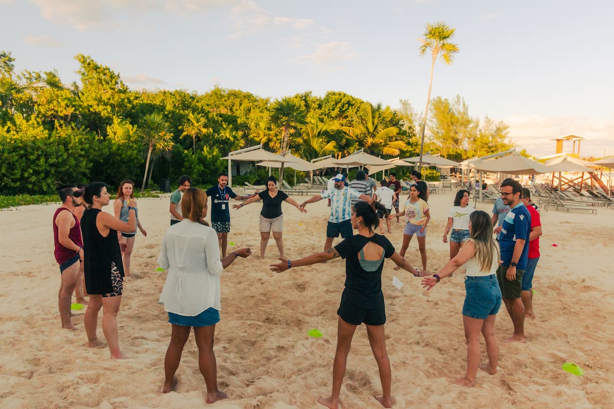 Algunas de las actividades de la compañía en la playa permitieron que gente que no había visto nunca cara a cara saltara la intermediación de la pantalla