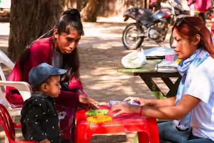 Algunas de las actividades de Pata Pila con los chicos son dirigidas por psicopedagogas y maestras
