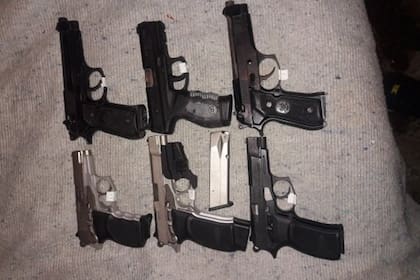 Algunas de las armas sustraídas de la oficina de efectos de la sede fiscal de San Fernando