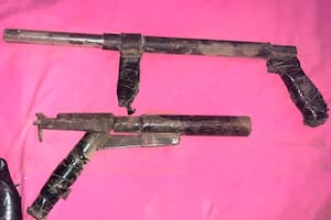 Algunas de las armas tumberas secuestradas en el allanamiento tras liberar a una joven en Córdoba