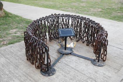 Algunas de las cadenas utilizadas en la batalla de Vuelta de Obligado, en la plaza que lleva su nombre en el cruce de las calles Pichincha y Garay