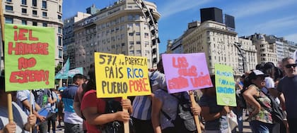 Algunas de las consignas que se vieron en la conferencia. Ph: Frente de Organizaciones en Lucha (FOL)