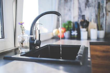 Algunas de las enfermedades relacionadas con la contaminación del agua son cáncer, daño cerebral y enfermedad hepática (Foto: Pixabay)