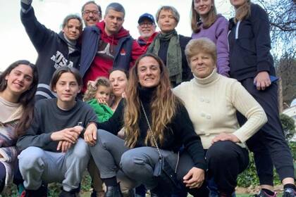 Algunas de las familias que pasaron por la casa, junto a los Di Sisto-Aguirre
