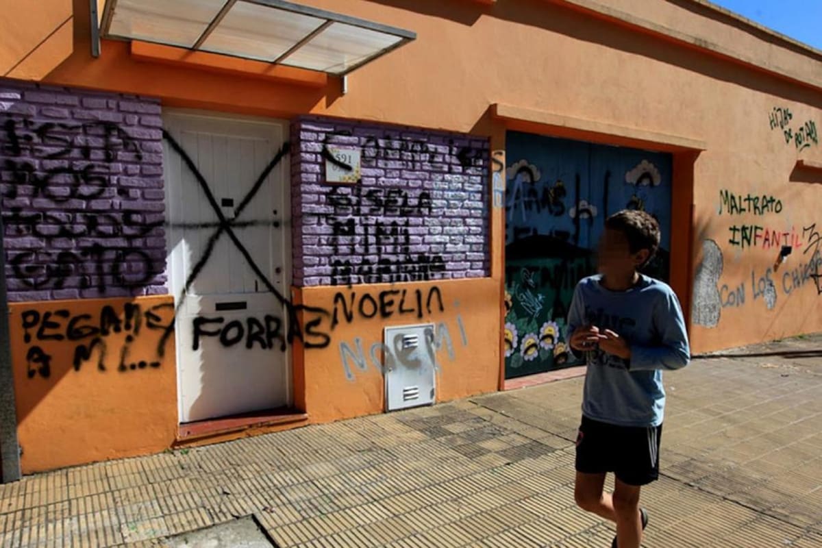 Algunas de las frases escucharon durante las audiencias fueron: "¿Podés sacar el cuaderno en vez de ponerte a boludear?", "¡Dejá de gritar, callate! y "¿Querés ir a la pileta?, Ponete a guardar, enfermo mental".