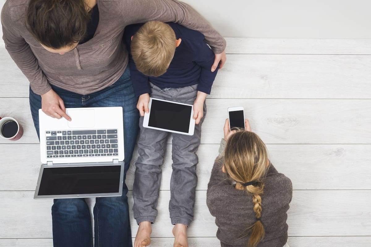 Algunas de las funciones de Family Safety: definir horarios de uso de aplicaciones específicas, ubicar dispositivos y tener un panorama de uso semanal