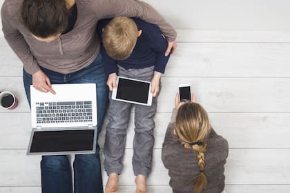 Algunas de las funciones de Family Safety: definir horarios de uso de aplicaciones específicas, ubicar dispositivos y tener un panorama de uso semanal