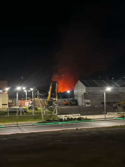 Algunas de las imágenes tomadas en el lugar donde se registró el incendio muestran que en el entorno en el que se dio se pueden ver, entre otras cosas, galpones y camiones con contenedores
