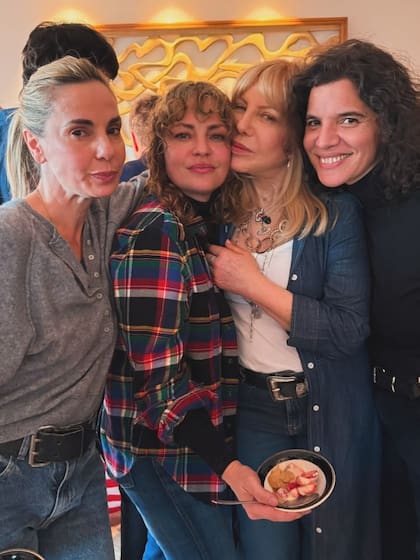 Algunas de las invitadas al festejo Foto: Instagram @ceciroth)