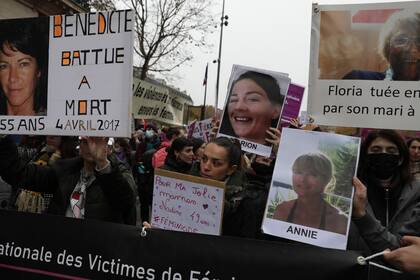 Algunas de las miles de mujeres que salieron a las calles de París para manifiestarse contra la violencia hacia las mujeres, portando retratos de víctimas, el sábado 20 de noviembre de 2021. (AP Foto/Adrienne Surprenant)