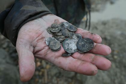Algunas de las monedas encontradas en el río Danubio