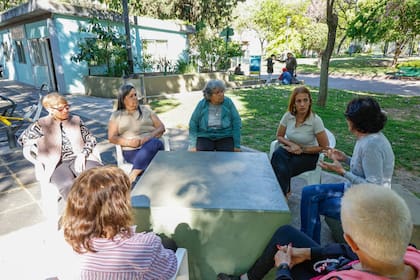 Algunas de las mujeres del grupo, minutos antes de que empiece el encuentro; de fondo se ve "La casita de las madres", que funciona en la Plaza de los Periodistas, en la Comuna 7