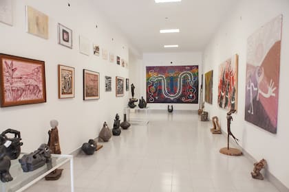 Algunas de las obras de Héctor Cruz están a la venta en su museo.