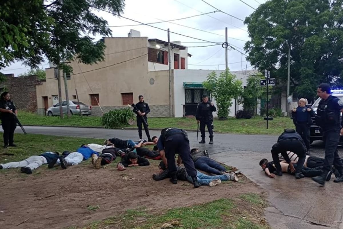 Algunas de las personas demoradas tras el enfrentamiento que terminó con la muerte de un adolescente.