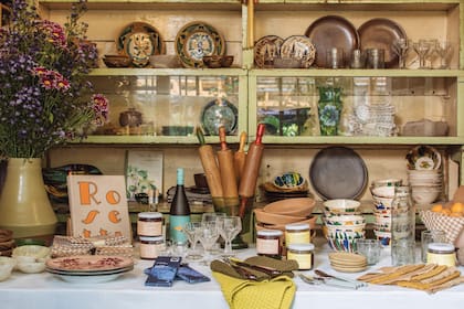 Algunas de las piezas de Mesa Rosetta son de Perla Valtierra, la diseñadora que está al frente de la marca de cerámica artesanal que tiene alcance internacional.