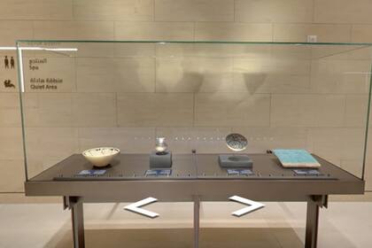 Algunas de las piezas que se observan dentro de la galería de arte del salón VIP del aeropuerto