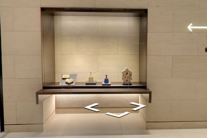 Algunas de las piezas que se observan dentro de la galería de arte del salón VIP del aeropuerto