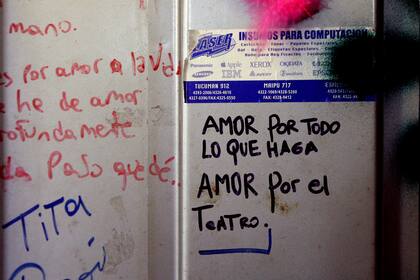 Algunas de las pintadas en la entrada de la sala