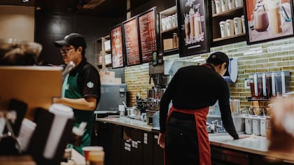 Algunas de las tiendas pickup podrían convertirse en cafeterías con espacios para sentarse (Unsplash/Asael Peña)