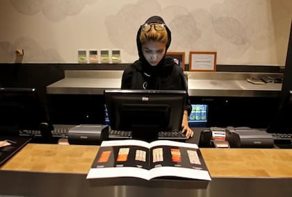Algunas empresas no quieren contratar a mujeres jóvenes e invertir en su formación ya que luego sus maridos podrían no dejarles hacer carrera