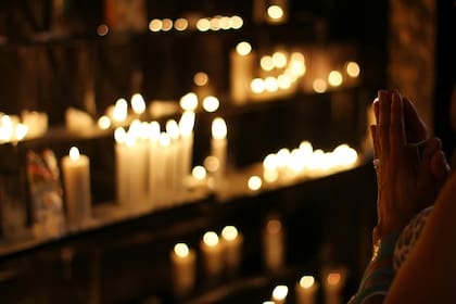 Algunas familias cristianas realizan rezos dedicados al Niño Jesús en Nochebuena y Navidad para bendecir sus hogares