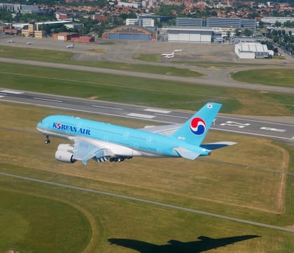 Algunas formas de turbulencia pueden venir sin advertencia cuando el cielo está despejado, pero muchas otras se relacionan con factores como el clima o las montañas cercanas.