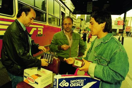 Algunas líneas que no tenian las máquinas, cobraban los boletos en las paradas antes de subir