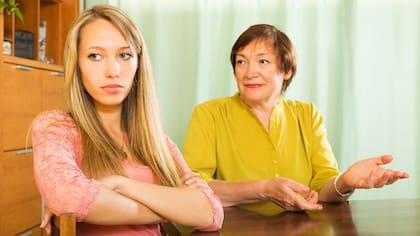 Algunas madres tóxicas manipulan a sus hijos para mantenerlos cerca
