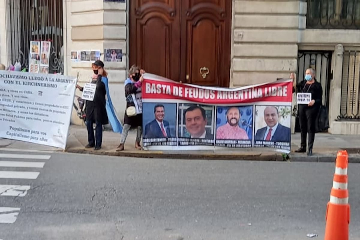 Algunas pancartas hacían referencia al nuevo jefe de Gabinete, Juan Manzur.