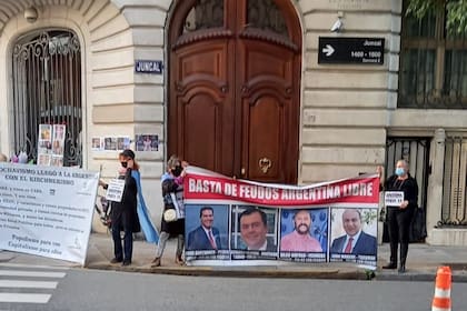 Algunas pancartas hacían referencia al nuevo jefe de Gabinete, Juan Manzur.