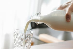 Algunas personas agregan leche al café para suavizar su sabor y transformar la infusión en un ritual cotidiano
