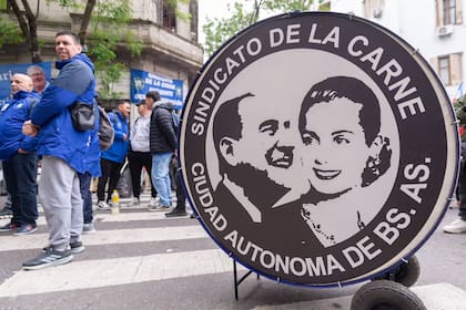 Algunas personas comienzan a llegar a San José 1111; el Sindicato de la Carne le lleva un asado a Cristina Kirchner