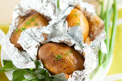Algunas personas consideran que colocar el papel aluminio sobre la comida, cuidando que el lado brillante toque los alimentos, hace que se aproveche mejor su capacidad de reflexión térmica