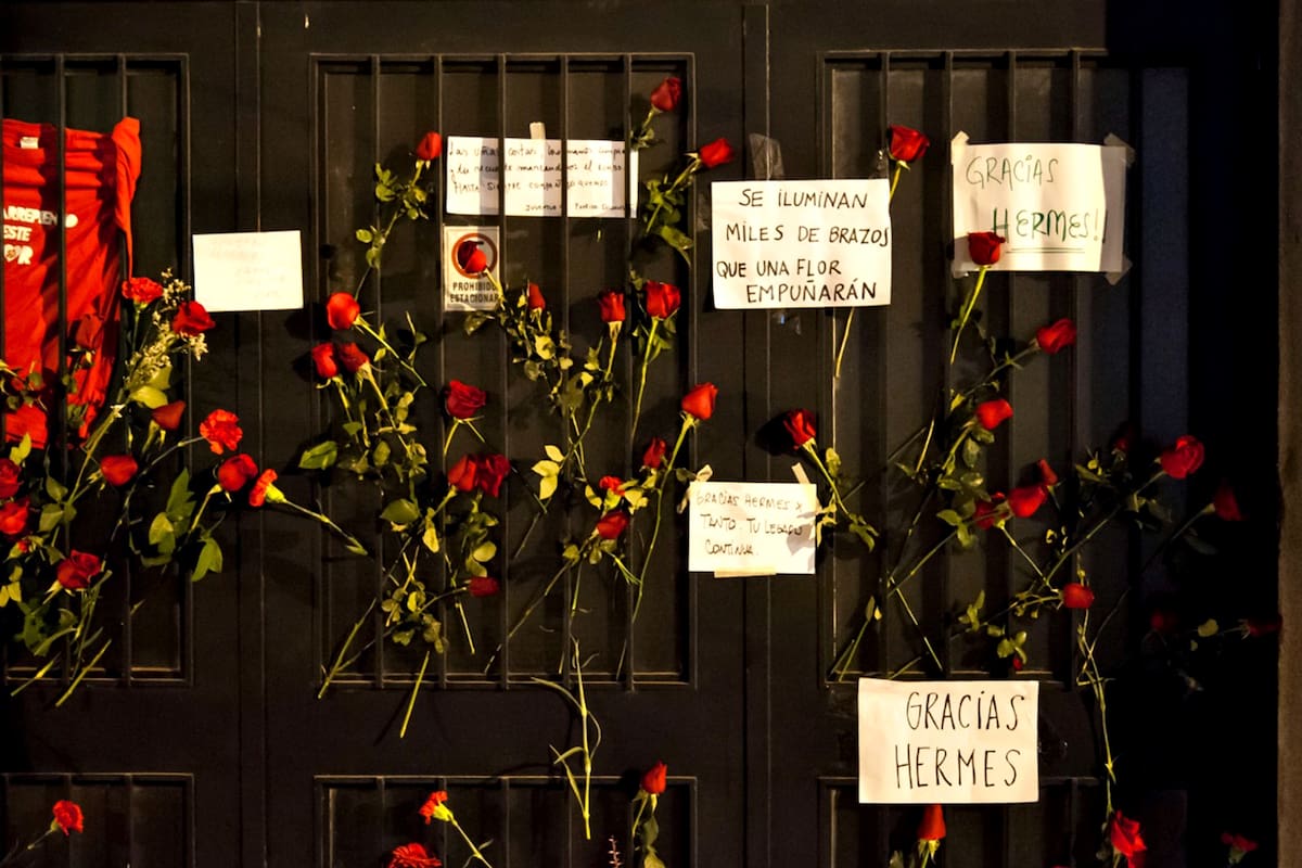 Algunas personas dejan ofrendas en la casa de Hermes Binner en Rosario