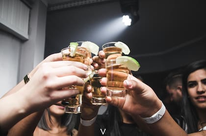 Algunas personas desarrollan hepatitis asociada al alcohol (Foto de carácter ilustrativo: PEXELS)