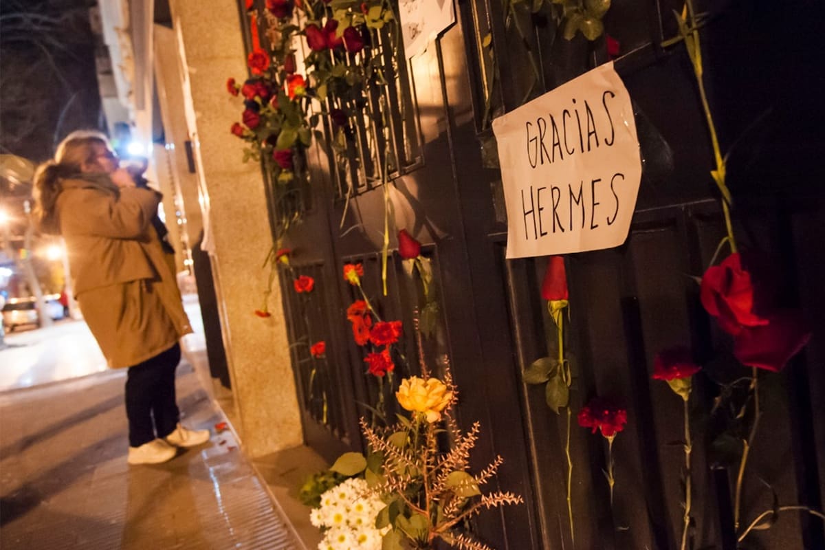 Algunas personas llegan hasta la casa donde viviera el ex Gobernador Hermes Binner en Rosario, quien falleció hoy al mediodía luego de estar internado en su ciudad natal Casilda por motivos de una neumonía grave.