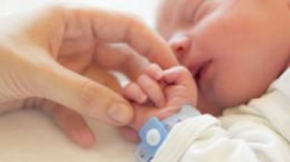 El contacto piel con piel no solo refuerza el lazo entre madre e hijo, sino que también es clave para la salud y el desarrollo de los bebés, especialmente los prematuros