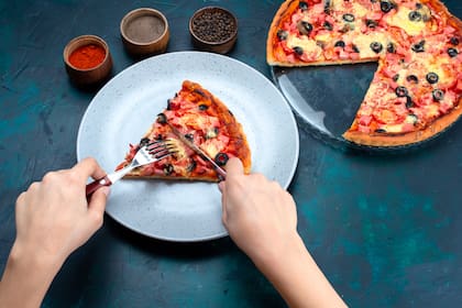 Algunas personas optan por comer la pizza con tenedor y cuchillo (Foto: Freepik)