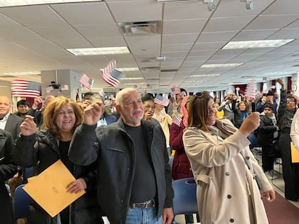Algunas personas pueden presentar el examen cívico en español, dependiendo de su edad y del tiempo que hayan sido residentes permanentes en EE.UU. (Facebook/USCIS Español)