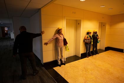Algunas personas se aferran a las paredes en un edificio de la ciudad de México durante el sismo