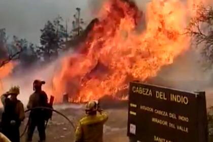 Algunas personas se autoevacuaron porque las llamas están muy cerca de ciertas casas