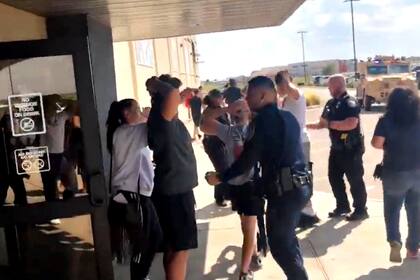 Algunas personas son evacuadas del cine Cinergy luego de un tiroteo en Odessa, Texas