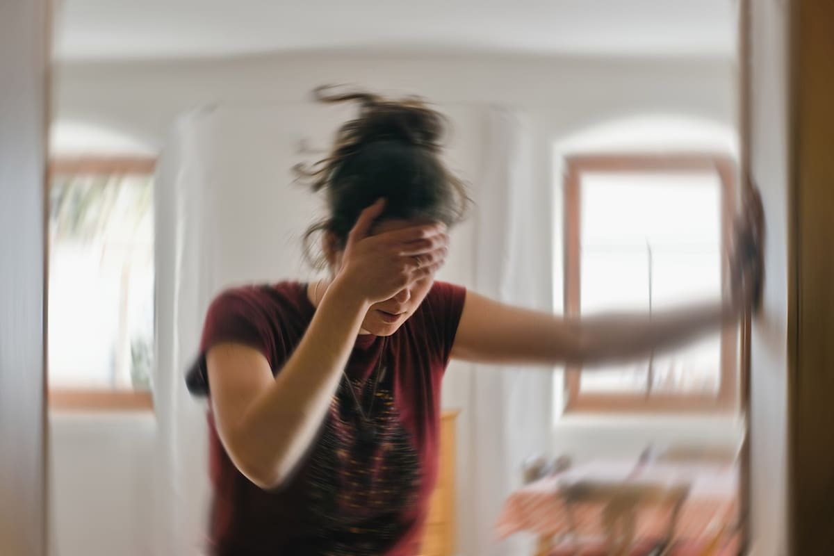 Algunas personas suelen sentir mareo al levantarse de la silla de manera rápida