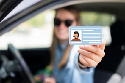 Algunas restricciones y opciones lingüísticas influyen en cómo tramitar tu licencia en Colorado. Conocer estos detalles te ayudará a evitar inconvenientes.
